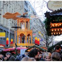 4836_1198 Weihnachtspyramide in der Hamburger Innenstadt - Menschengedränge auf dem Weihnachtsmarkt. | Adventszeit  in Hamburg - Weihnachtsmarkt - VOL. 2